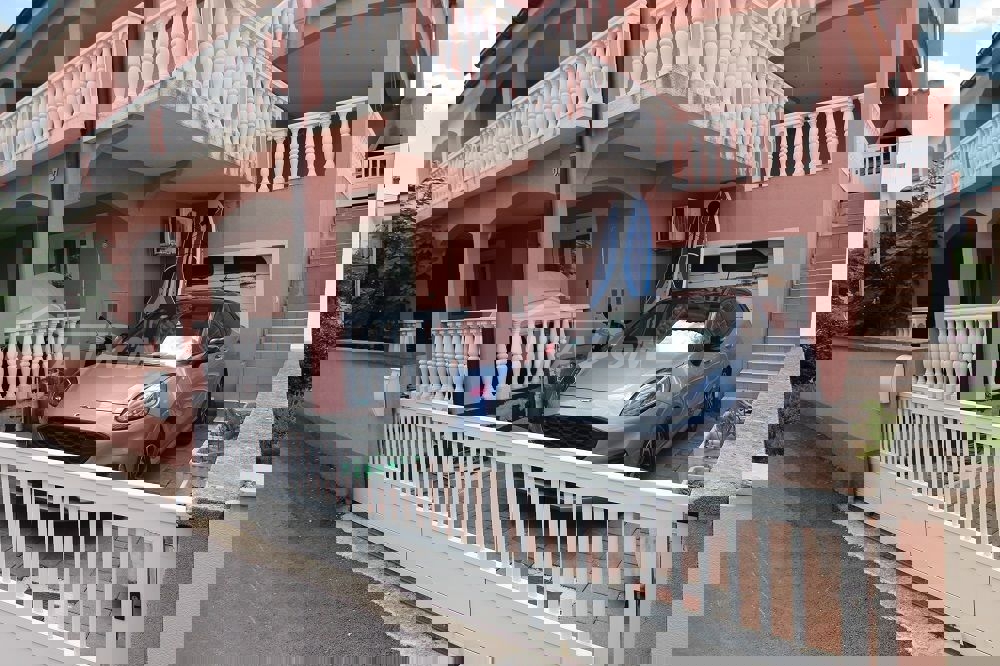 Lato sud dell'isola di Vir, a 100 m dal mare (approvvigionamento idrico e fognatura)