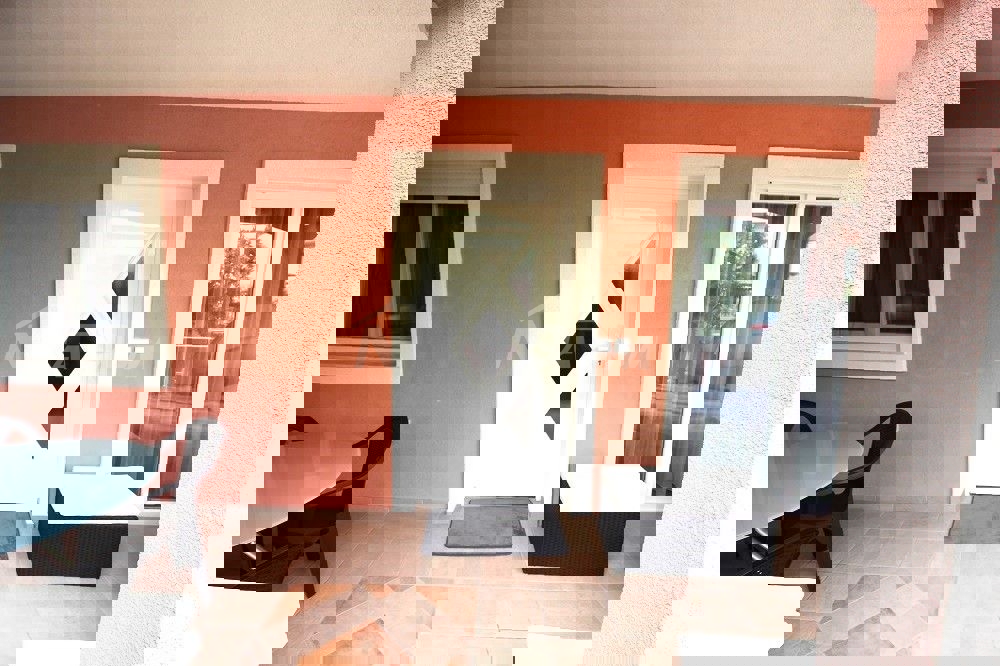 Lato sud dell'isola di Vir, a 100 m dal mare (approvvigionamento idrico e fognatura)