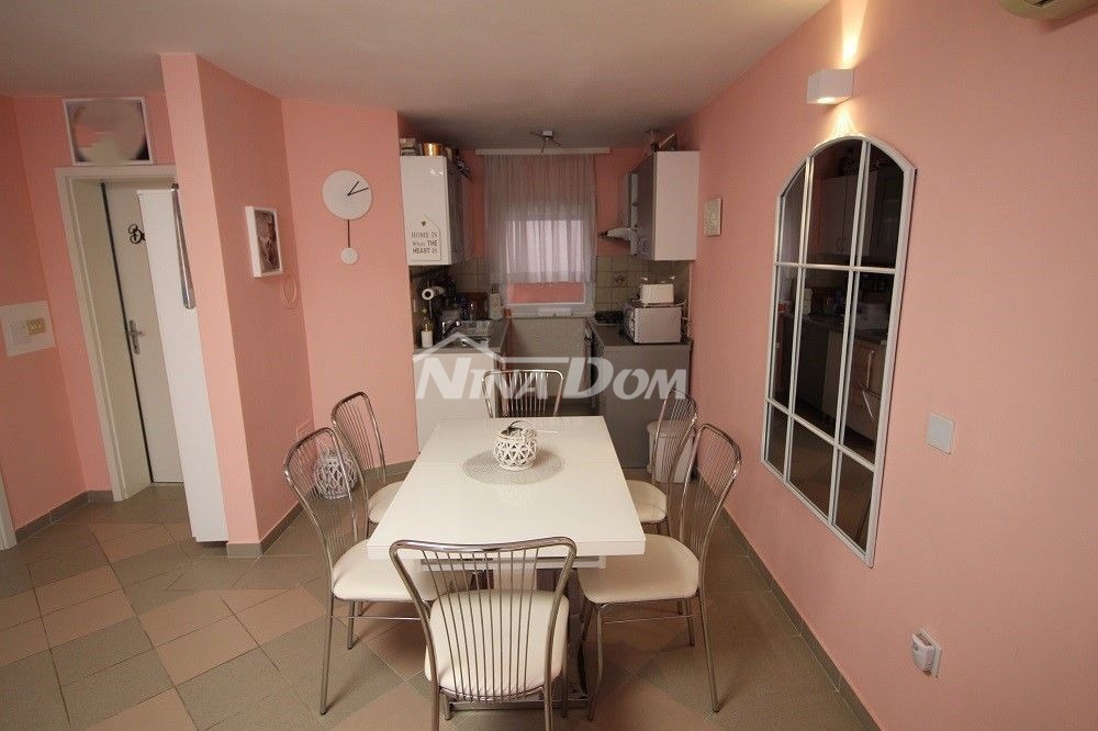 Lato sud dell'isola di Vir, a 100 m dal mare (approvvigionamento idrico e fognatura)