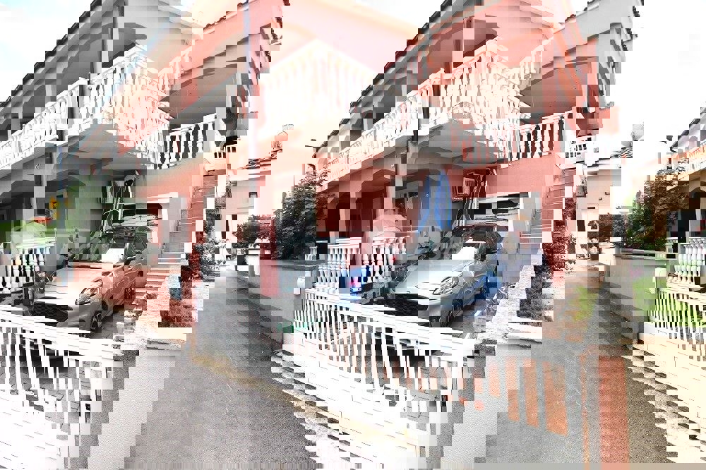 Lato sud dell'isola di Vir, a 100 m dal mare (approvvigionamento idrico e fognatura)