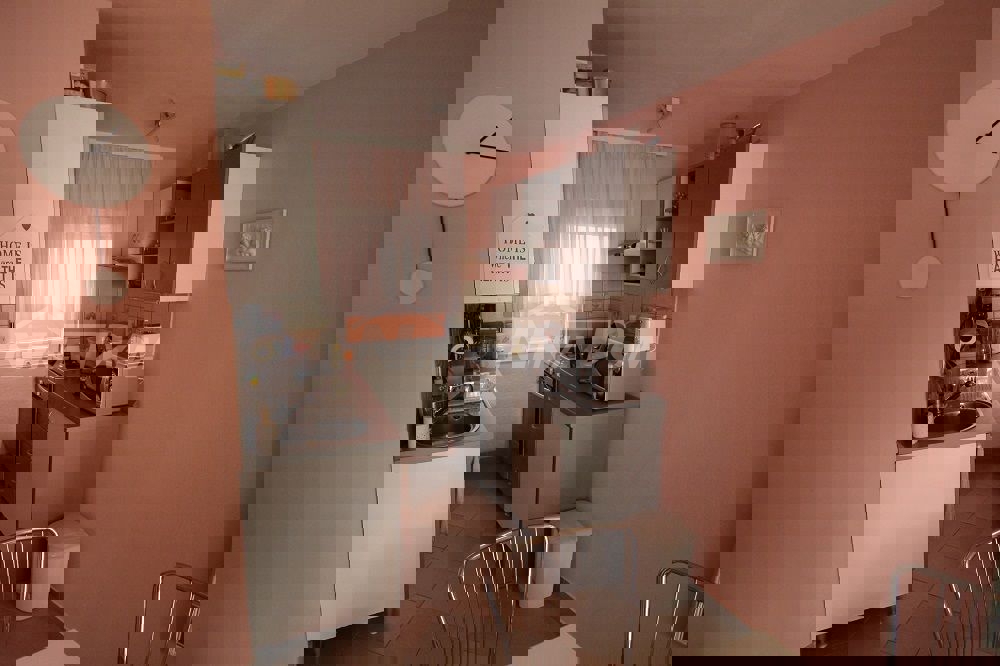 Lato sud dell'isola di Vir, a 100 m dal mare (approvvigionamento idrico e fognatura)