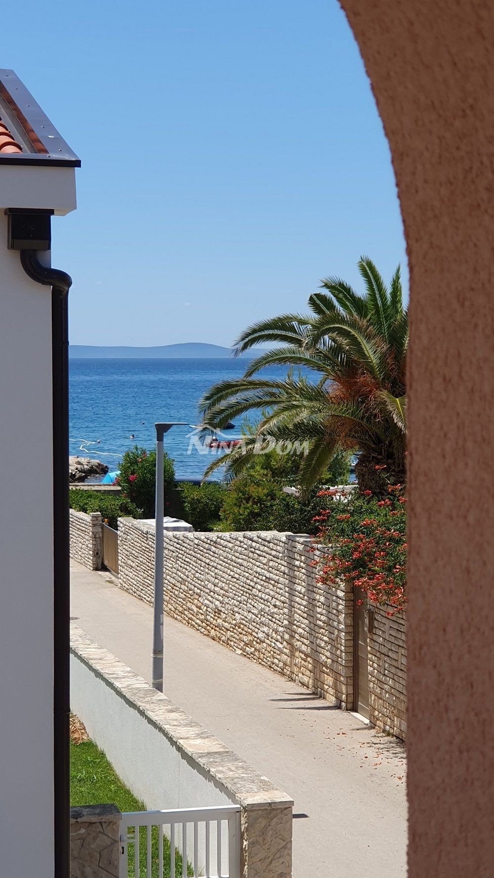 Lato sud dell'isola di Vir 60 m. Collegamento idrico e fognario alla spiaggia.