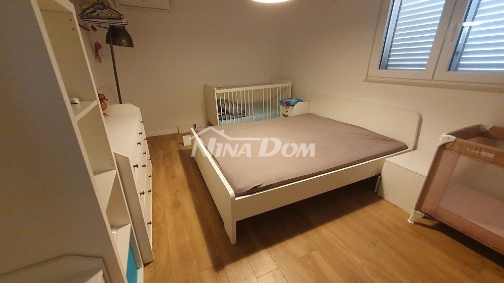 Lato sud dell'isola di Vir 60 m. Collegamento idrico e fognario alla spiaggia.