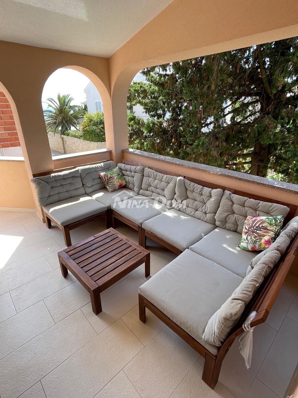 Lato sud dell'isola di Vir 60 m. Collegamento idrico e fognario alla spiaggia.