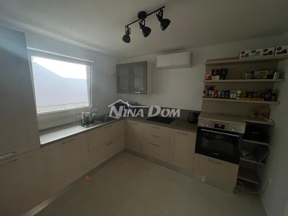 Lato sud dell'isola di Vir 60 m. Collegamento idrico e fognario alla spiaggia.