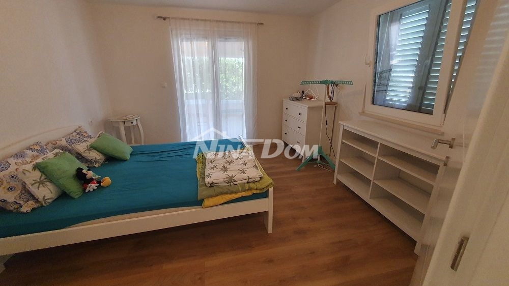 Lato sud dell'isola di Vir 60 m. Collegamento idrico e fognario alla spiaggia.