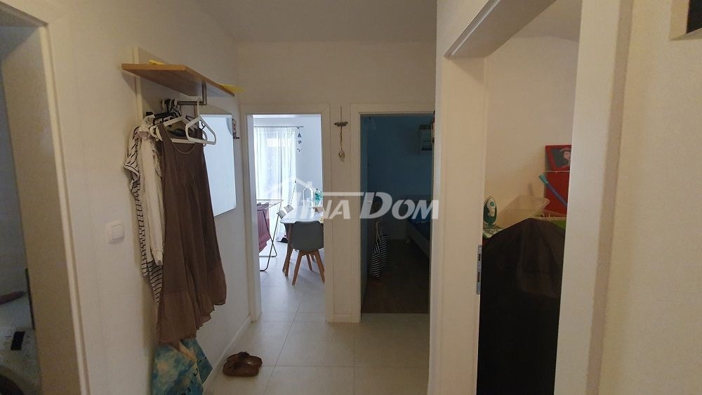 Lato sud dell'isola di Vir 60 m. Collegamento idrico e fognario alla spiaggia.