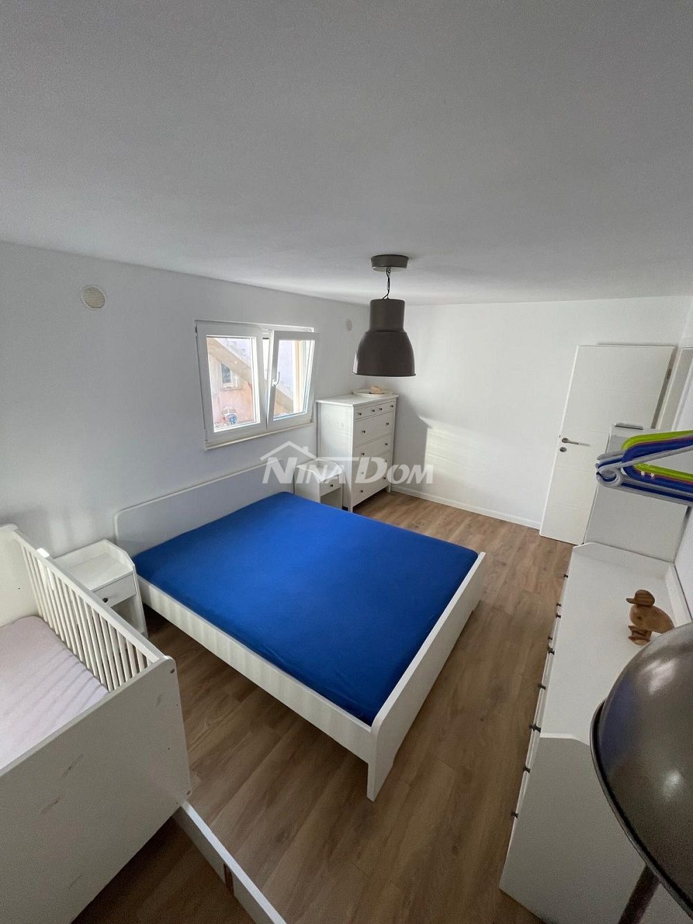 Lato sud dell'isola di Vir 60 m. Collegamento idrico e fognario alla spiaggia.