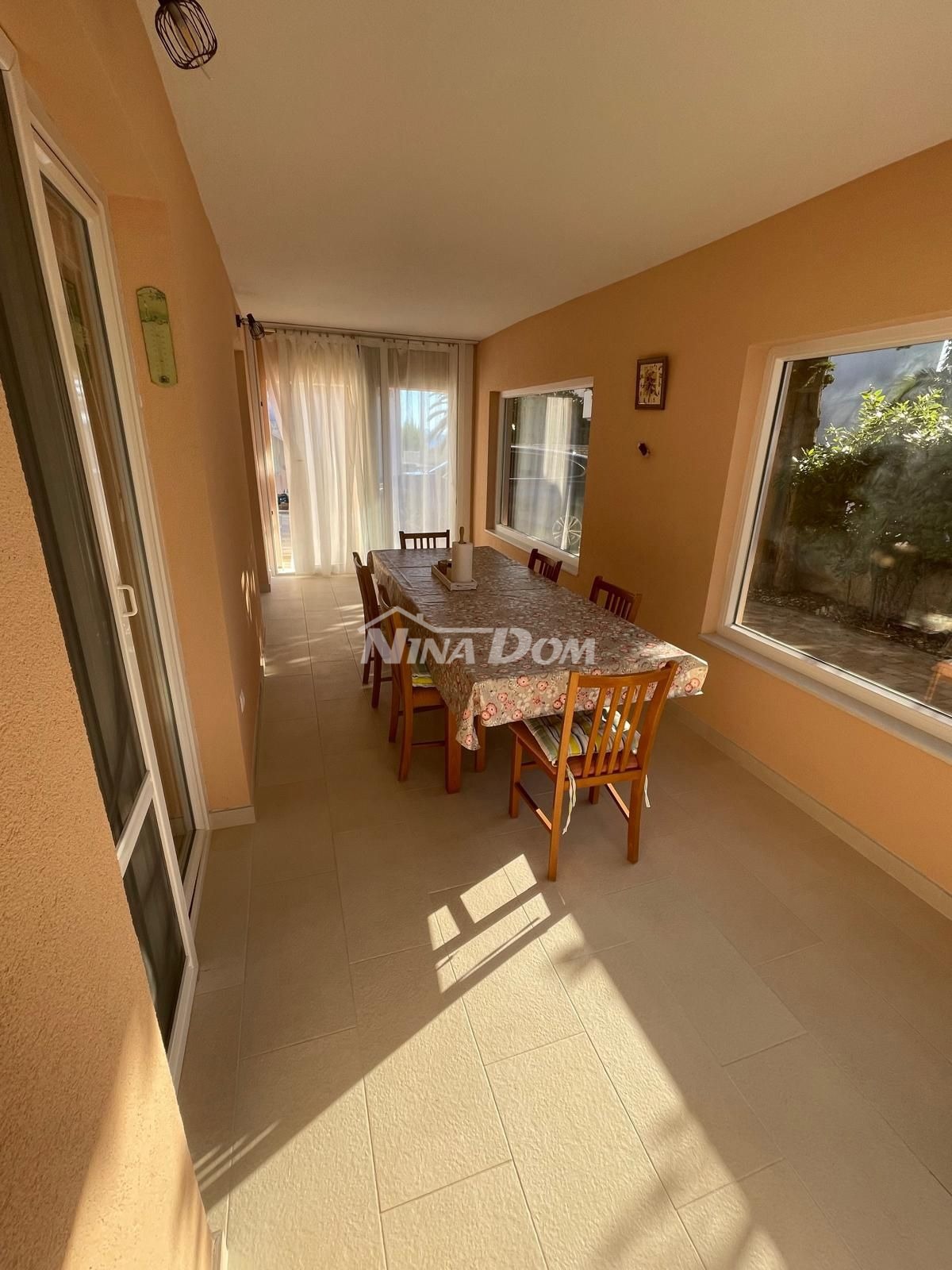 Lato sud dell'isola di Vir 60 m. Collegamento idrico e fognario alla spiaggia.