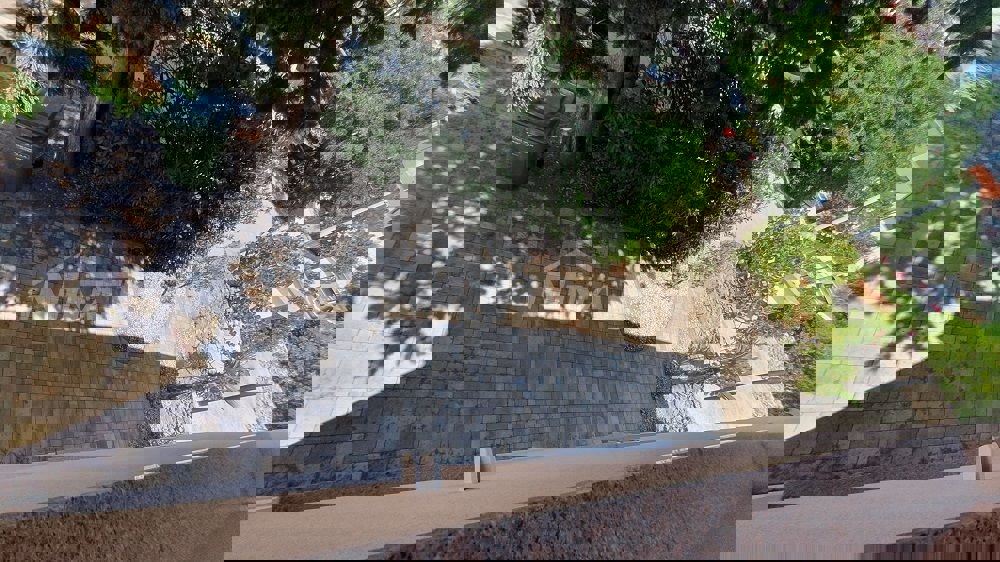 Lato sud dell'isola di Vir 60 m. Collegamento idrico e fognario alla spiaggia.