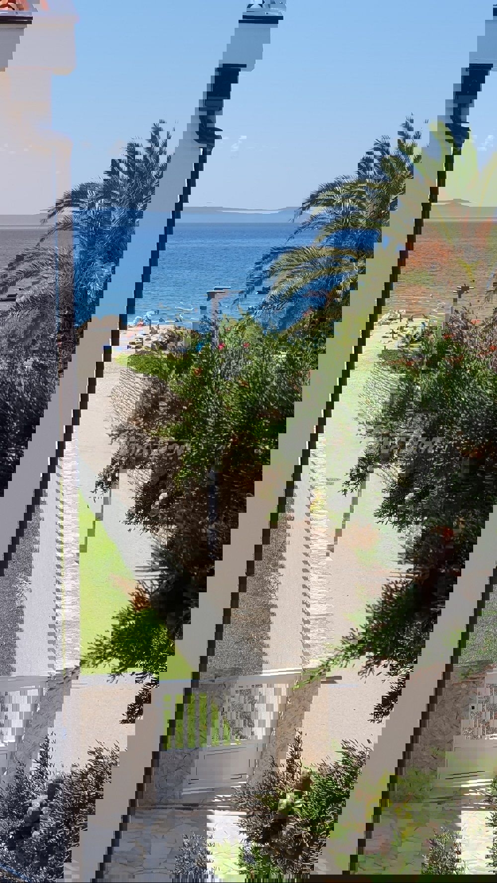 Lato sud dell'isola di Vir 60 m. Collegamento idrico e fognario alla spiaggia.