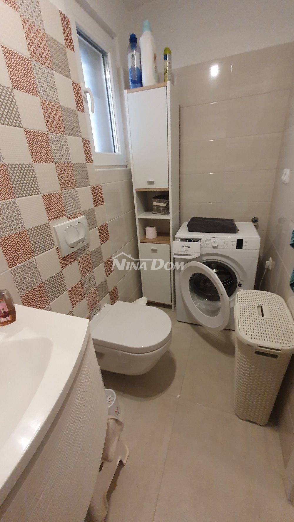 Lato sud dell'isola di Vir 60 m. Collegamento idrico e fognario alla spiaggia.