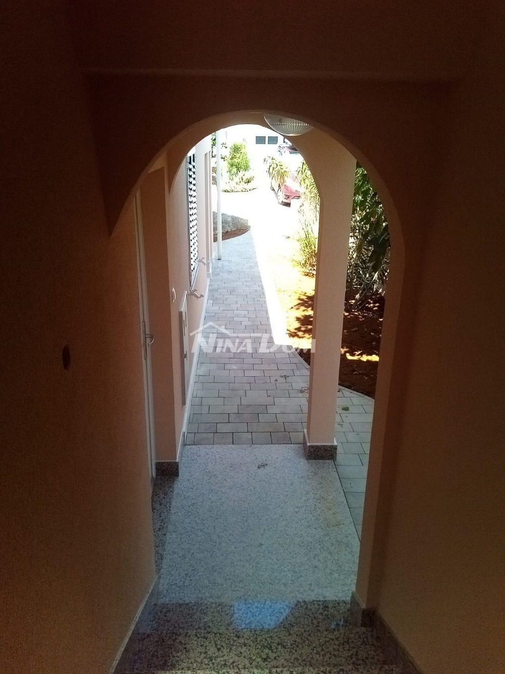 Lato sud dell'isola di Vir 60 m. Collegamento idrico e fognario alla spiaggia.