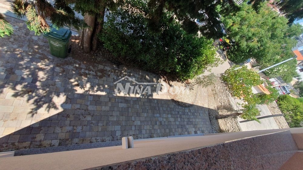 Lato sud dell'isola di Vir 60 m. Collegamento idrico e fognario alla spiaggia.