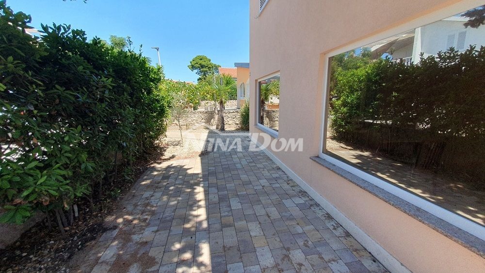 Lato sud dell'isola di Vir 60 m. Collegamento idrico e fognario alla spiaggia.