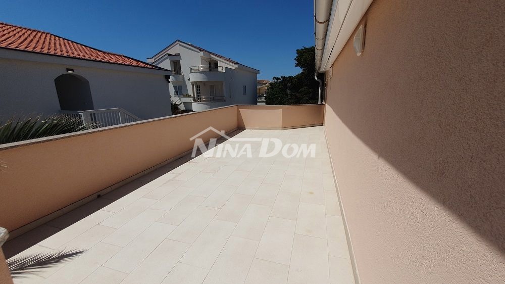 Lato sud dell'isola di Vir 60 m. Collegamento idrico e fognario alla spiaggia.