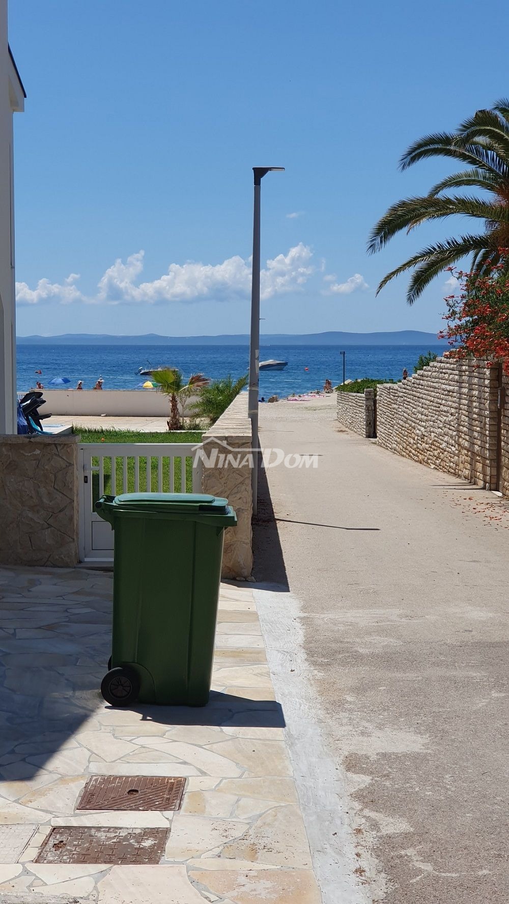 Lato sud dell'isola di Vir 60 m. Collegamento idrico e fognario alla spiaggia.