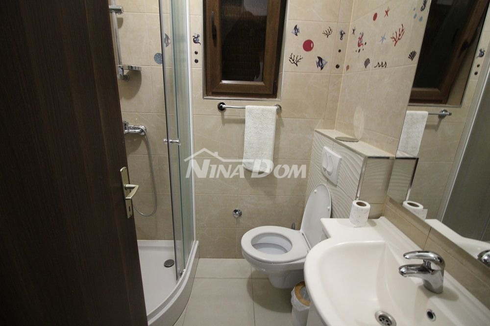 Proprietà familiare con garage e ampio giardino a 180 m. dal mare