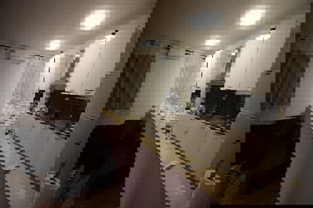 Proprietà familiare con garage e ampio giardino a 180 m. dal mare