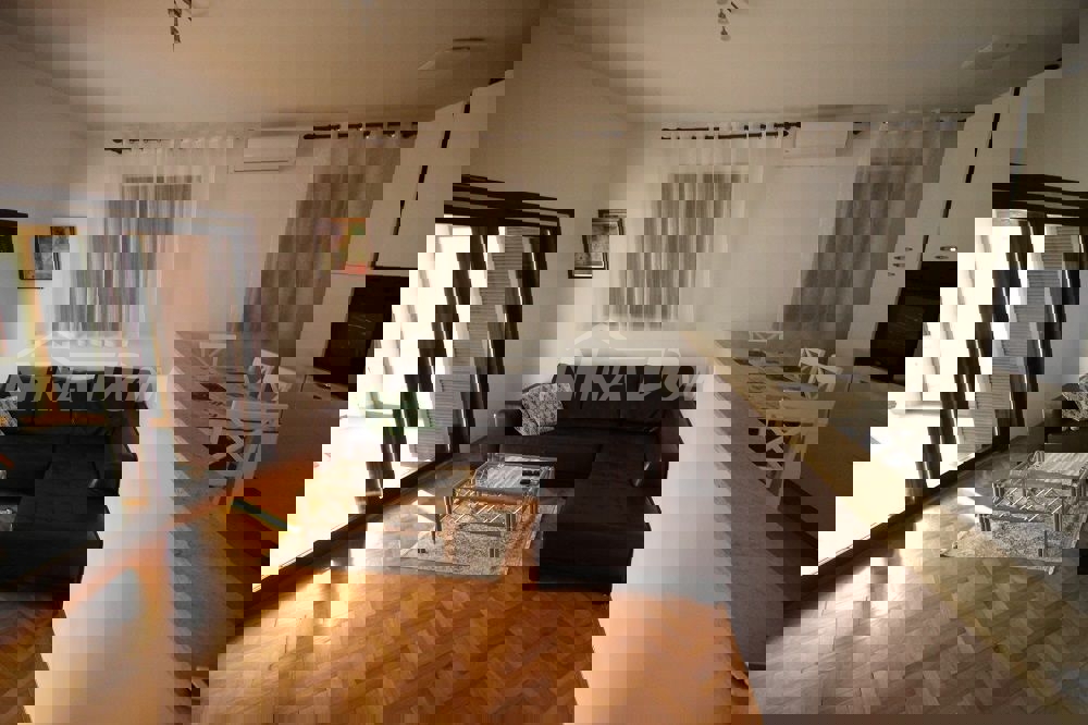 Proprietà familiare con garage e ampio giardino a 180 m. dal mare