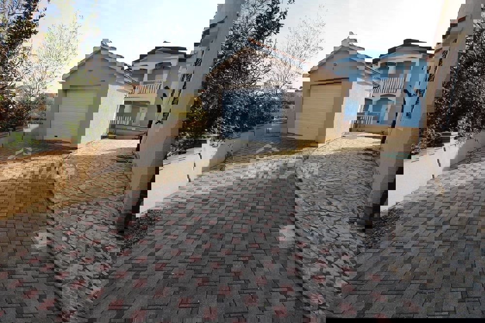 Proprietà familiare con garage e ampio giardino a 180 m. dal mare