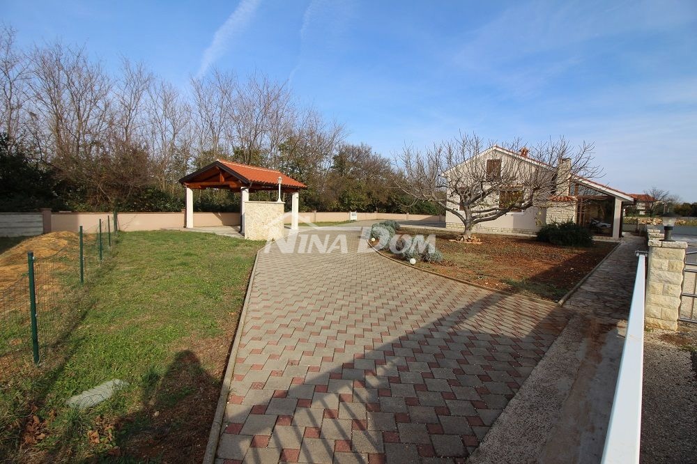 Proprietà familiare con garage e ampio giardino a 180 m. dal mare