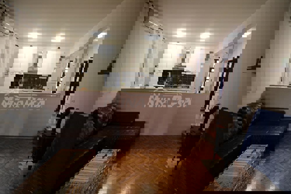 Proprietà familiare con garage e ampio giardino a 180 m. dal mare