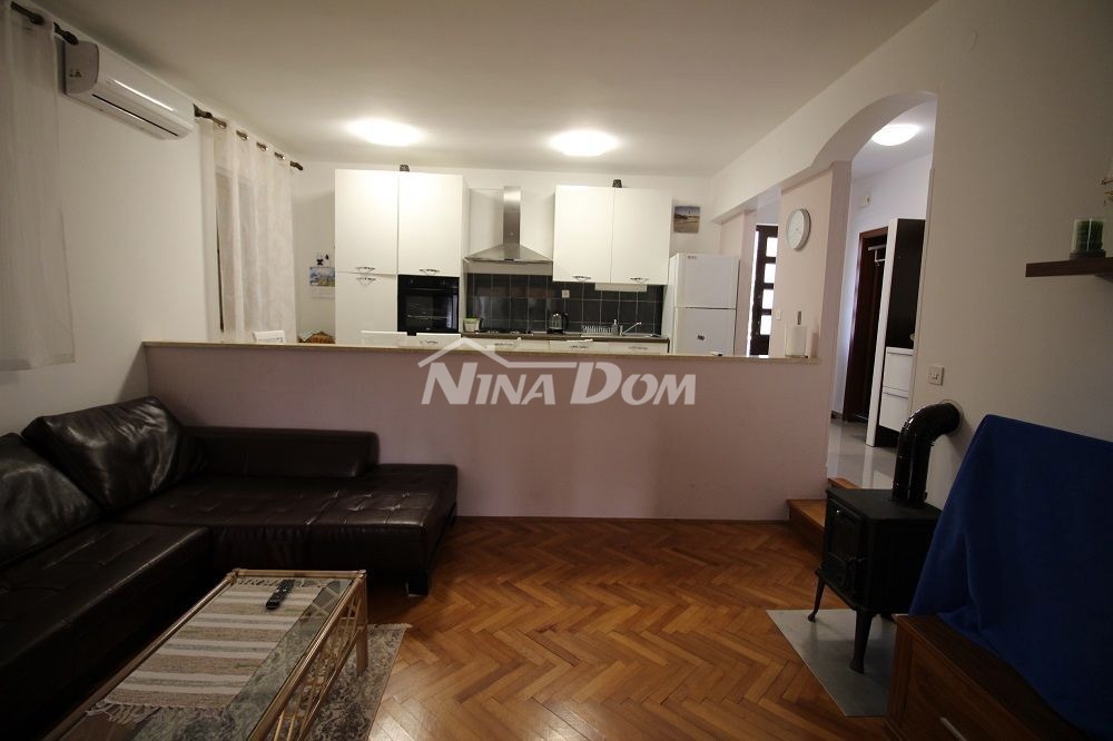 Proprietà familiare con garage e ampio giardino a 180 m. dal mare