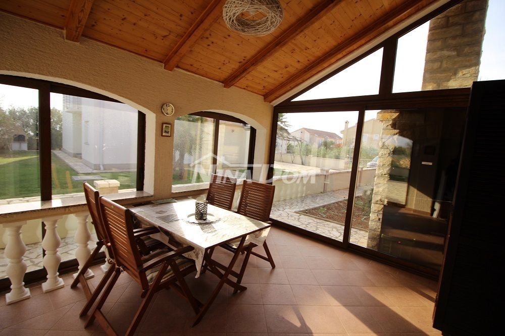 Proprietà familiare con garage e ampio giardino a 180 m. dal mare