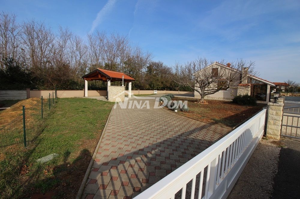 Proprietà familiare con garage e ampio giardino a 180 m. dal mare