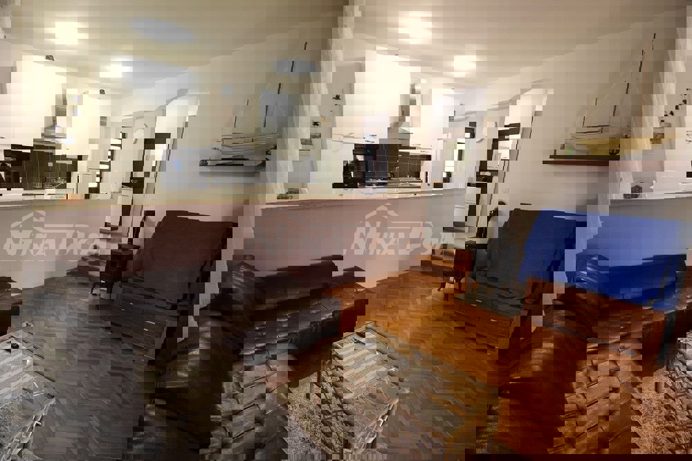 Proprietà familiare con garage e ampio giardino a 180 m. dal mare