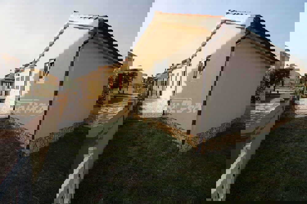 Proprietà familiare con garage e ampio giardino a 180 m. dal mare