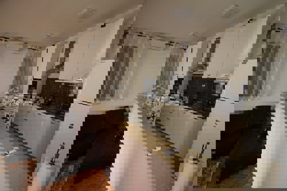 Proprietà familiare con garage e ampio giardino a 180 m. dal mare