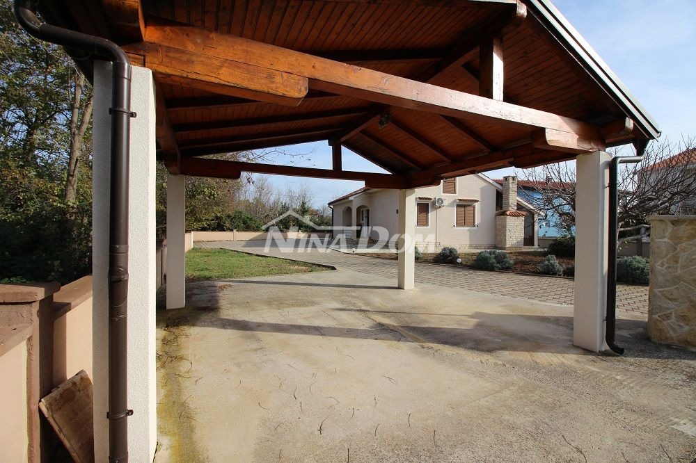 Proprietà familiare con garage e ampio giardino a 180 m. dal mare