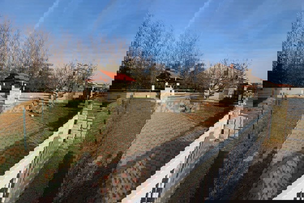 Proprietà familiare con garage e ampio giardino a 180 m. dal mare