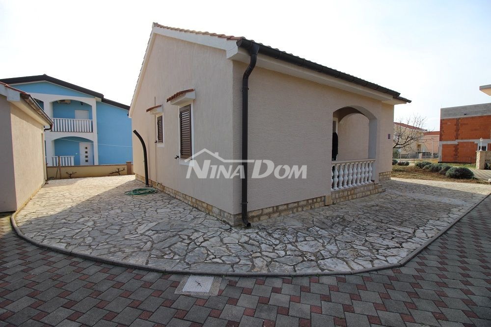 Proprietà familiare con garage e ampio giardino a 180 m. dal mare