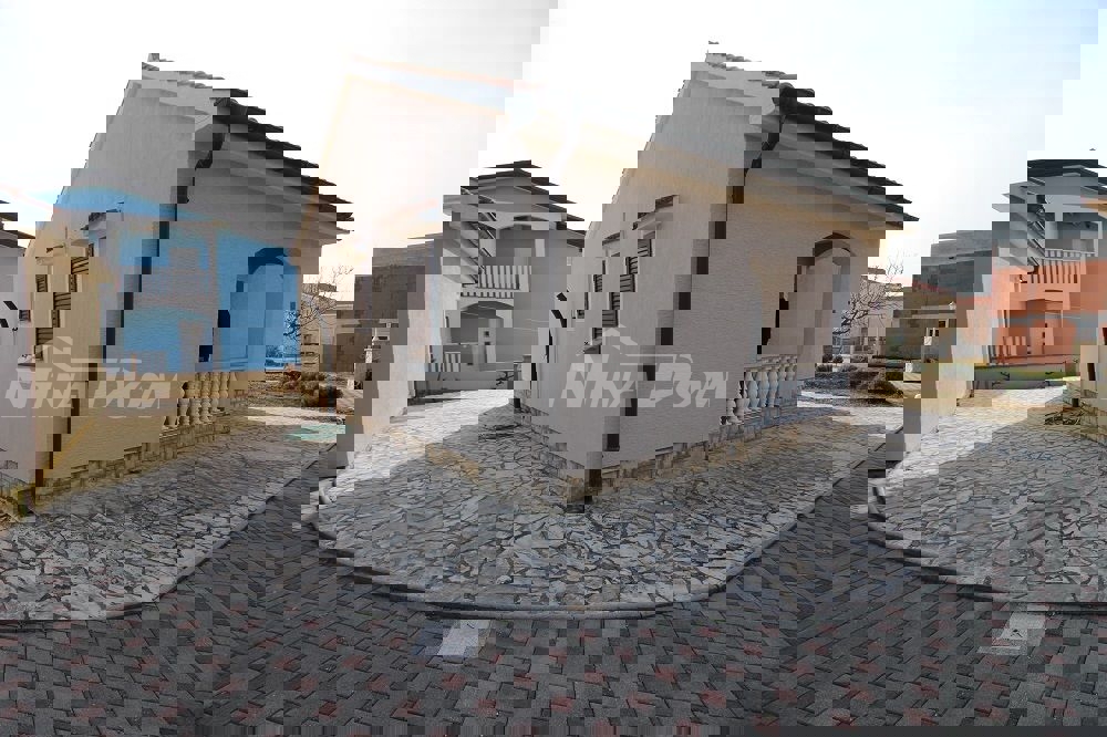 Proprietà familiare con garage e ampio giardino a 180 m. dal mare