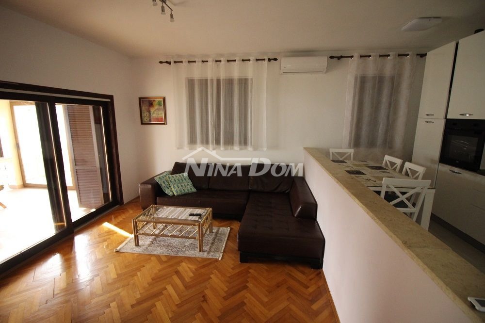 Proprietà familiare con garage e ampio giardino a 180 m. dal mare