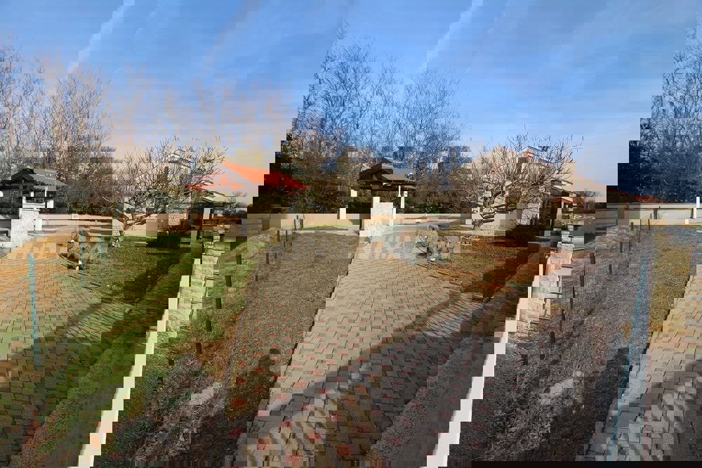 Proprietà familiare con garage e ampio giardino a 180 m. dal mare