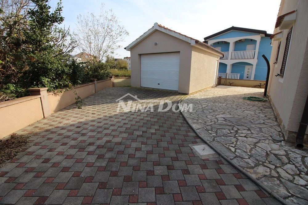 Proprietà familiare con garage e ampio giardino a 180 m. dal mare