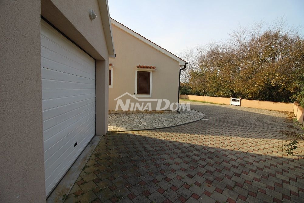 Proprietà familiare con garage e ampio giardino a 180 m. dal mare