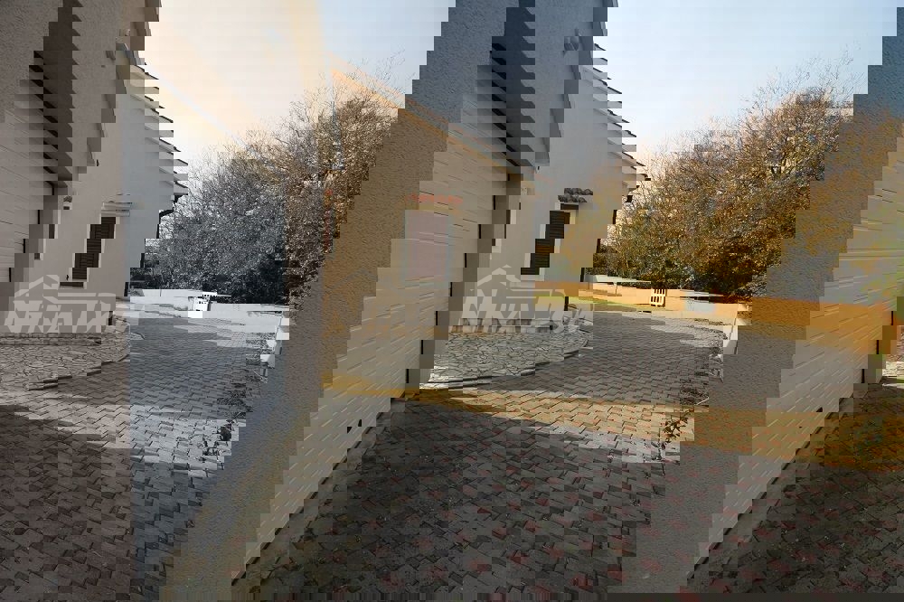 Proprietà familiare con garage e ampio giardino a 180 m. dal mare