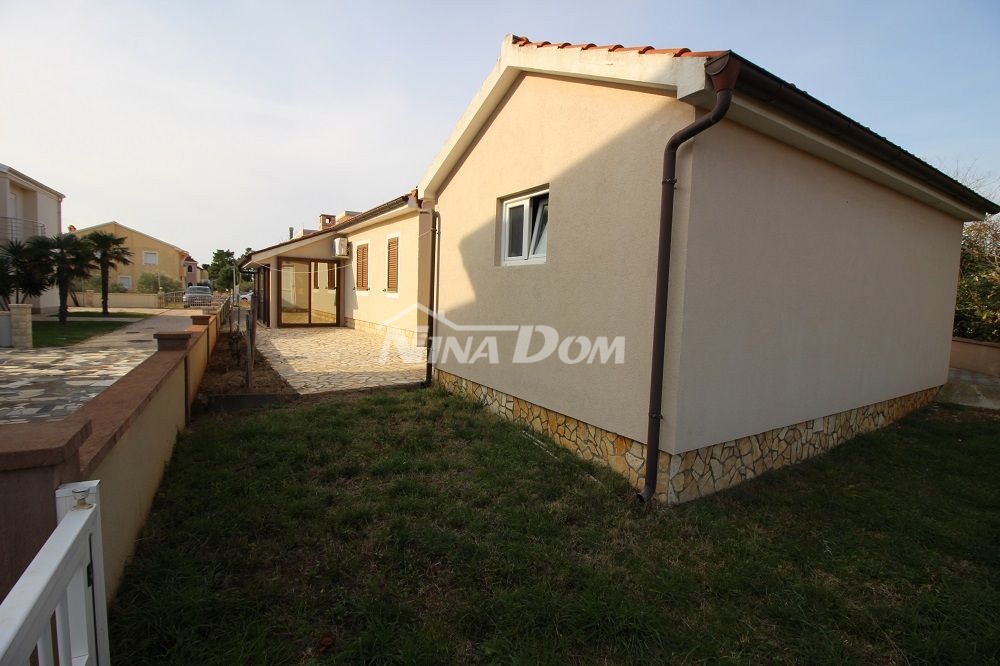 Proprietà familiare con garage e ampio giardino a 180 m. dal mare