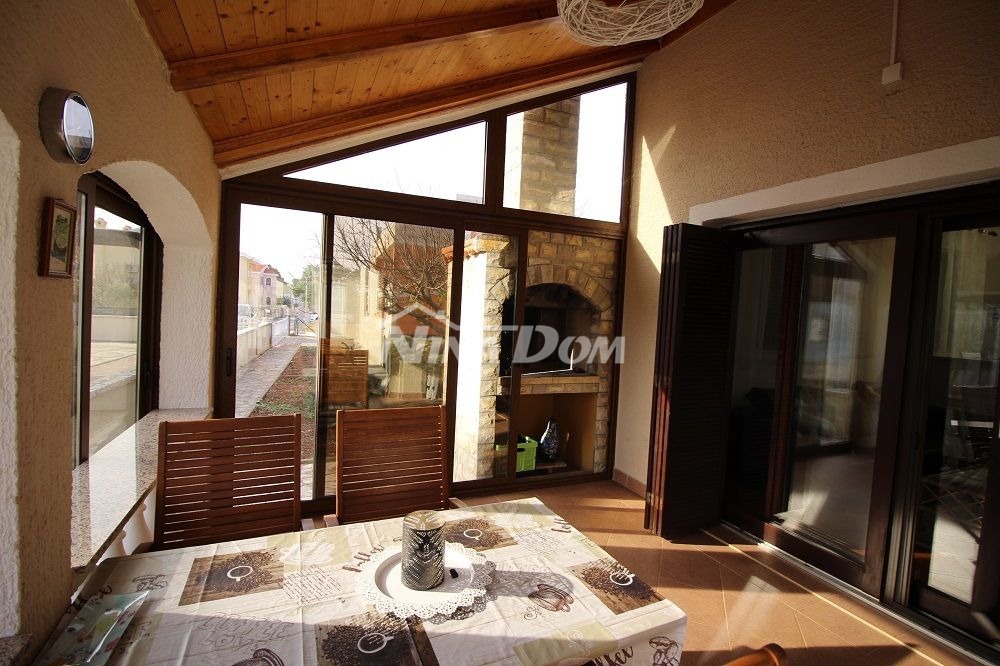 Proprietà familiare con garage e ampio giardino a 180 m. dal mare