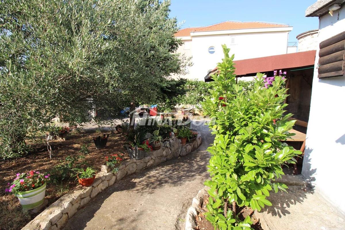 Casa con un ampio cortile a Sukosan