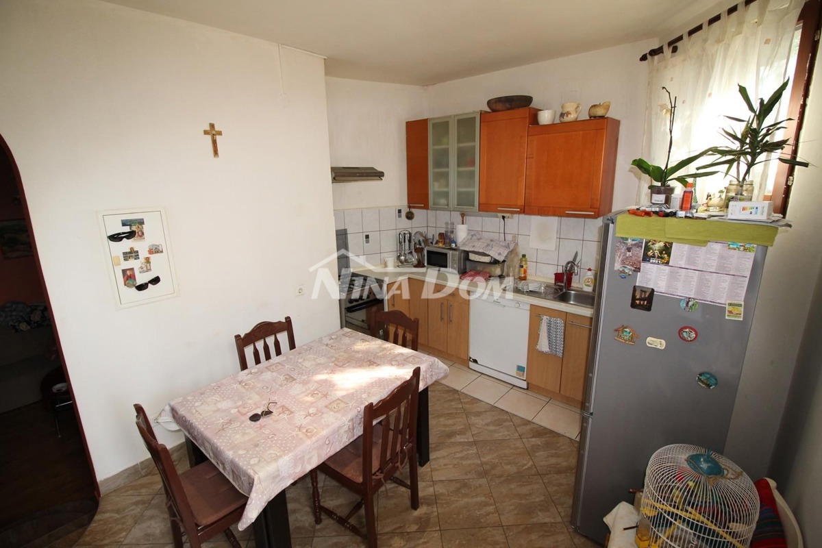 Casa con un ampio cortile a Sukosan