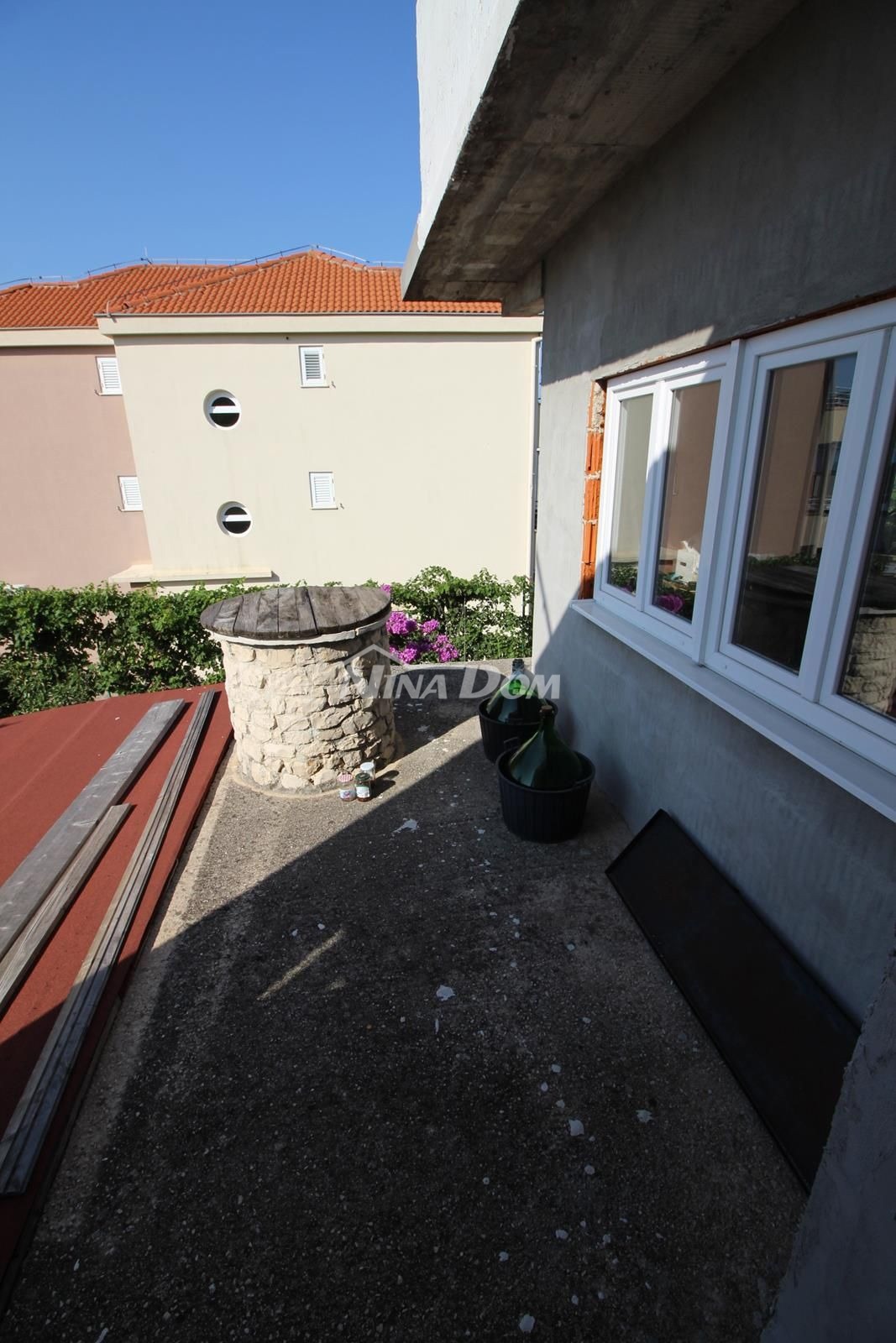 Casa con un ampio cortile a Sukosan