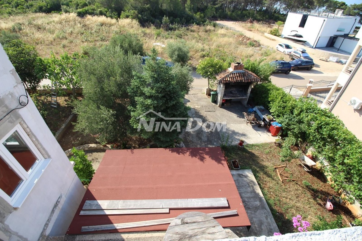 Casa con un ampio cortile a Sukosan