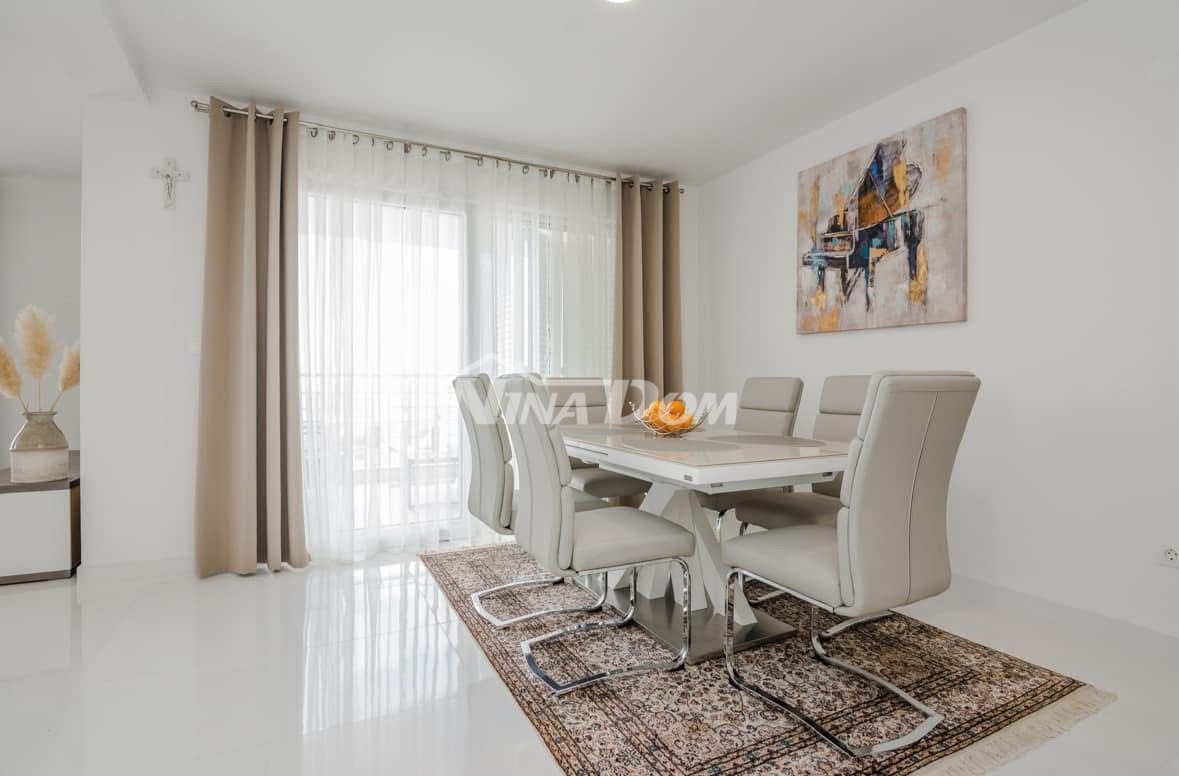 Palazzina con tre unità abitative, completamente attrezzata.