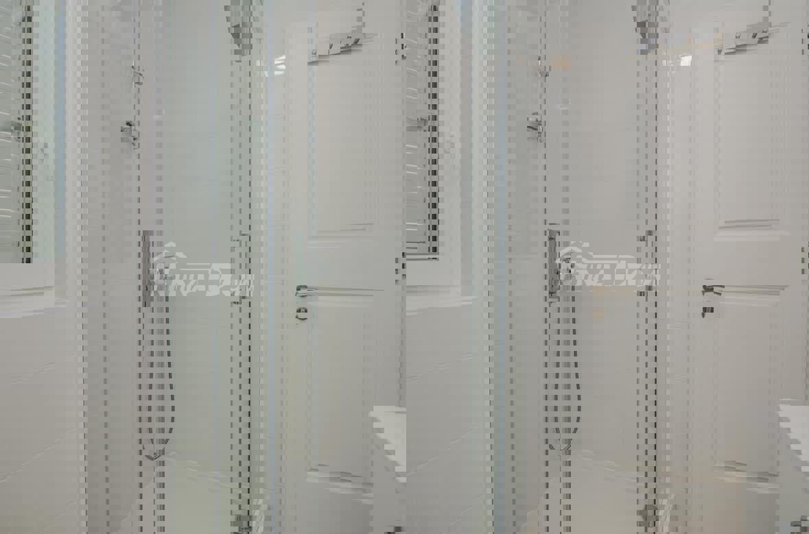 Palazzina con tre unità abitative, completamente attrezzata.